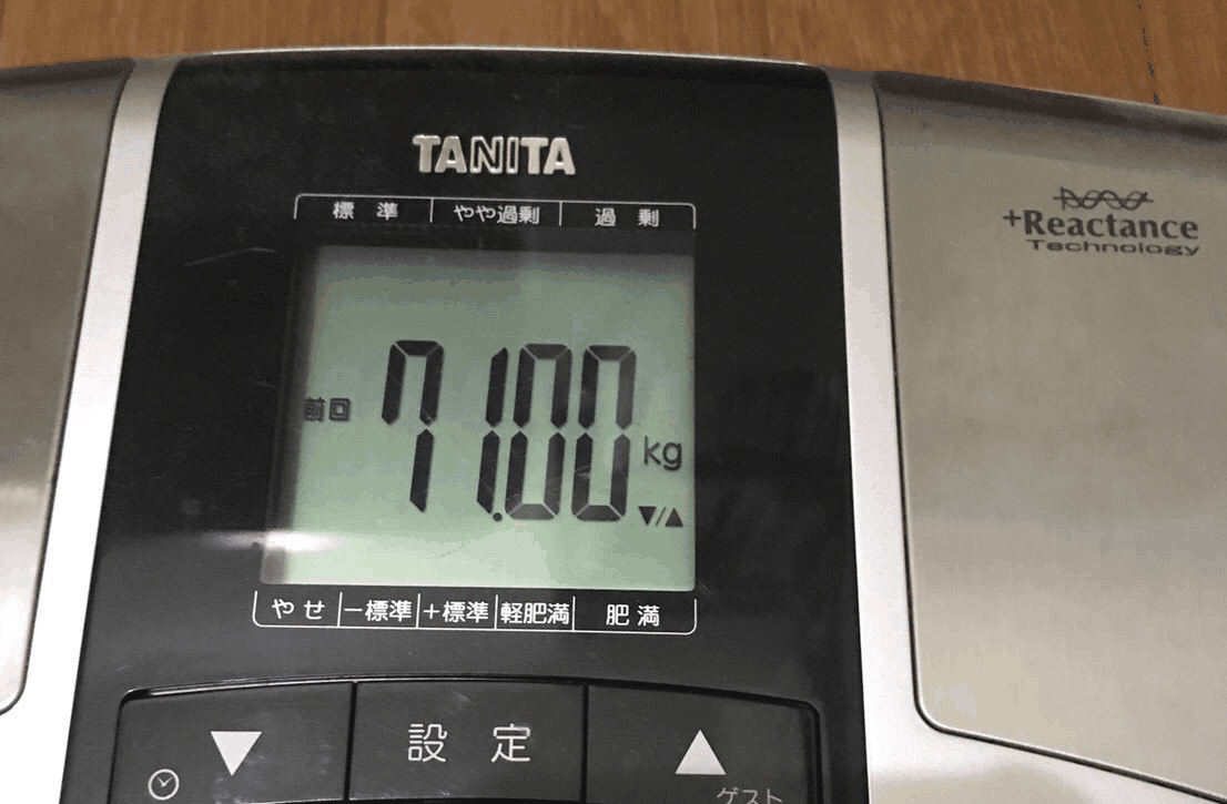 加圧シャツを着て1週間の体重計の写真