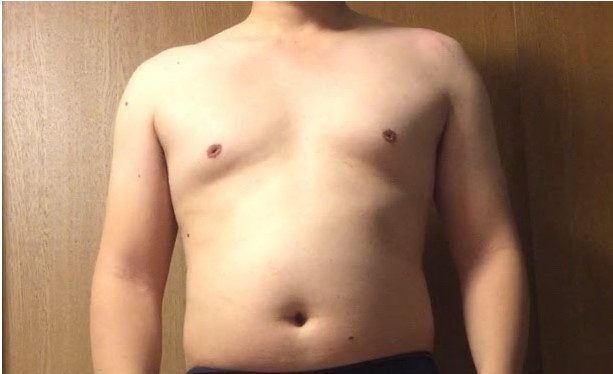 パンプマッスルビルダーTシャツを着る前の上半身のビフォー写真