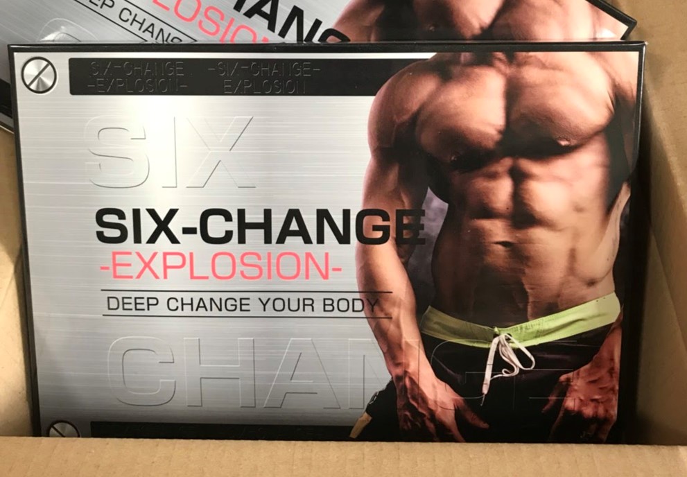 シックスチェンジを段ボールから出した写真