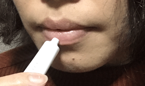 リップビジューのリップクリームを使用中の２０代女性の唇写真