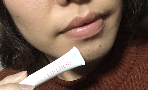 リップビジューのリップクリームを使用した２０代女性の唇写真